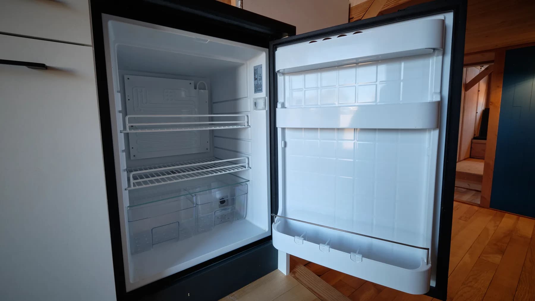 Ein verhältnismässig grosser 12V Kompressor-Kühlschrank für maximale Energieeffizienz ist vorhanden