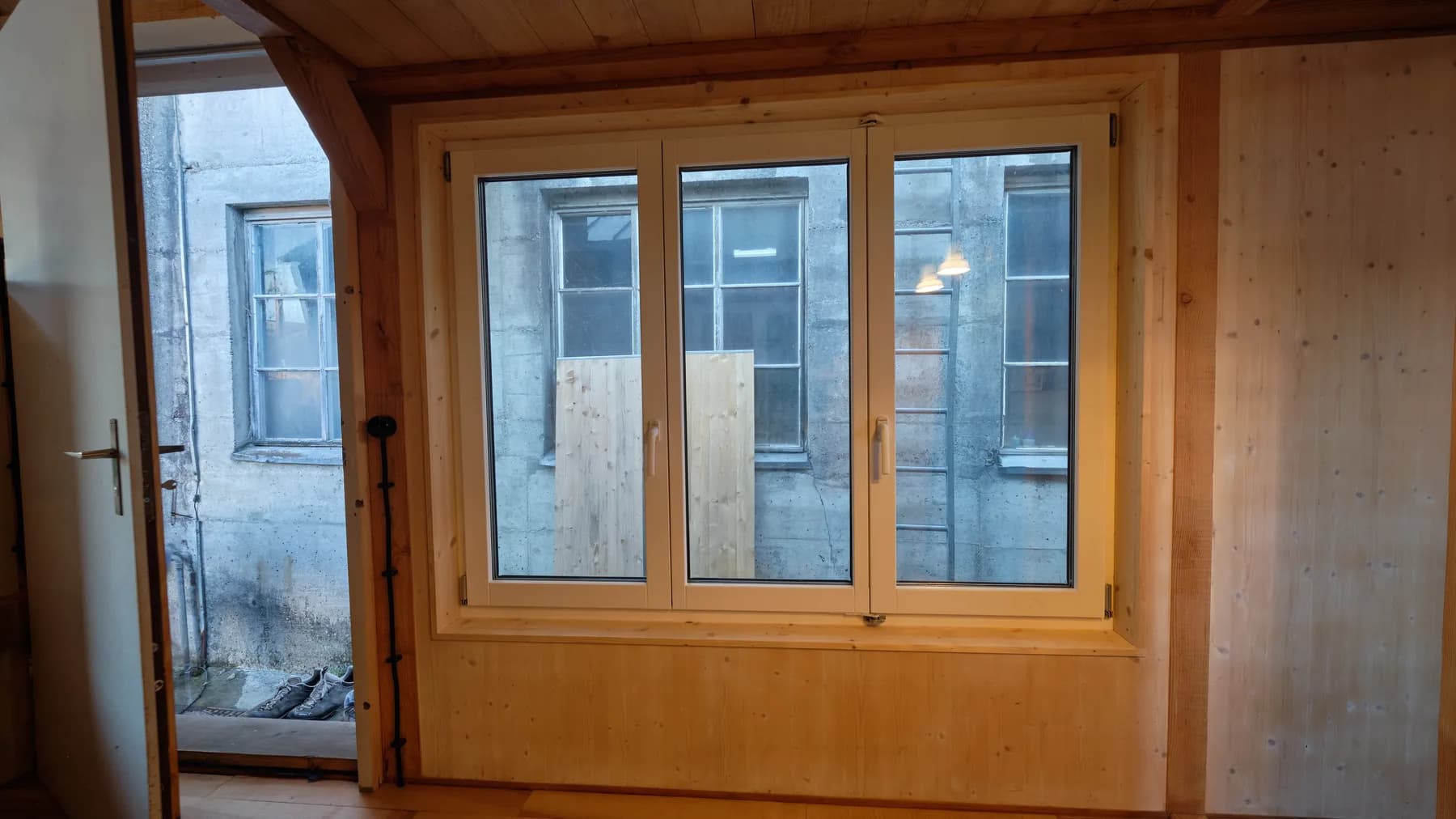 Fenstertür mit Holzrahmen, Blick nach draussen