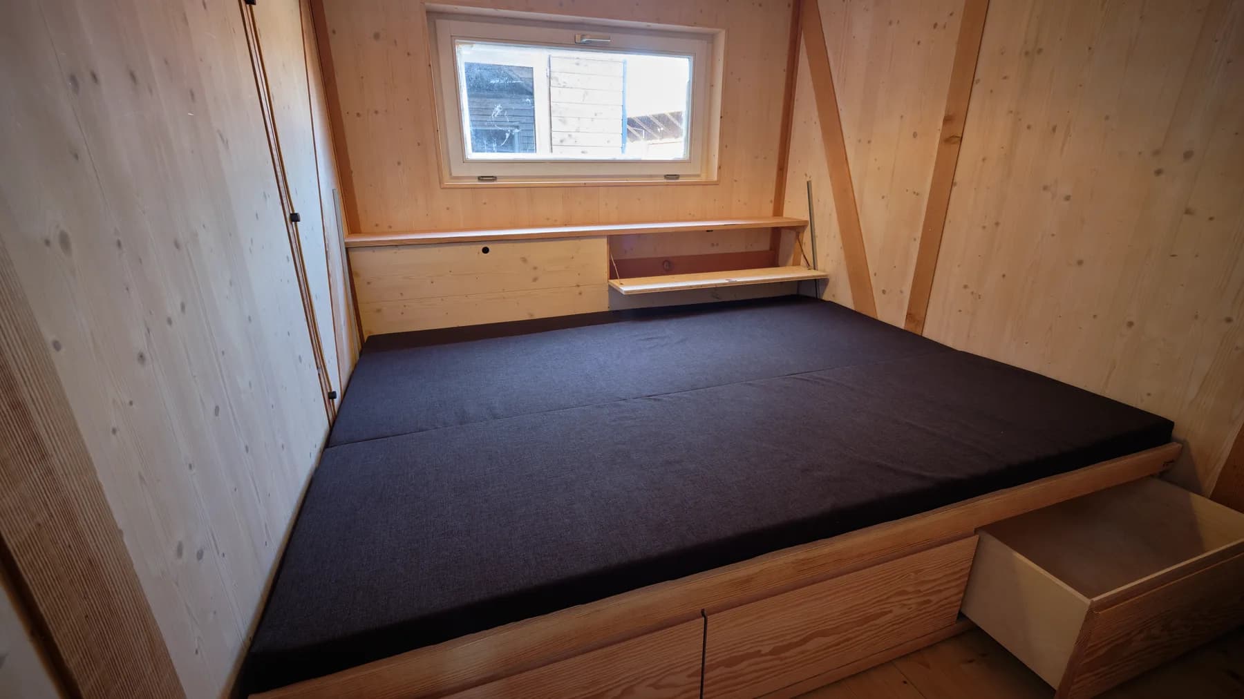 Sitzbank im Loft-Bereich unter dem Dachfenster