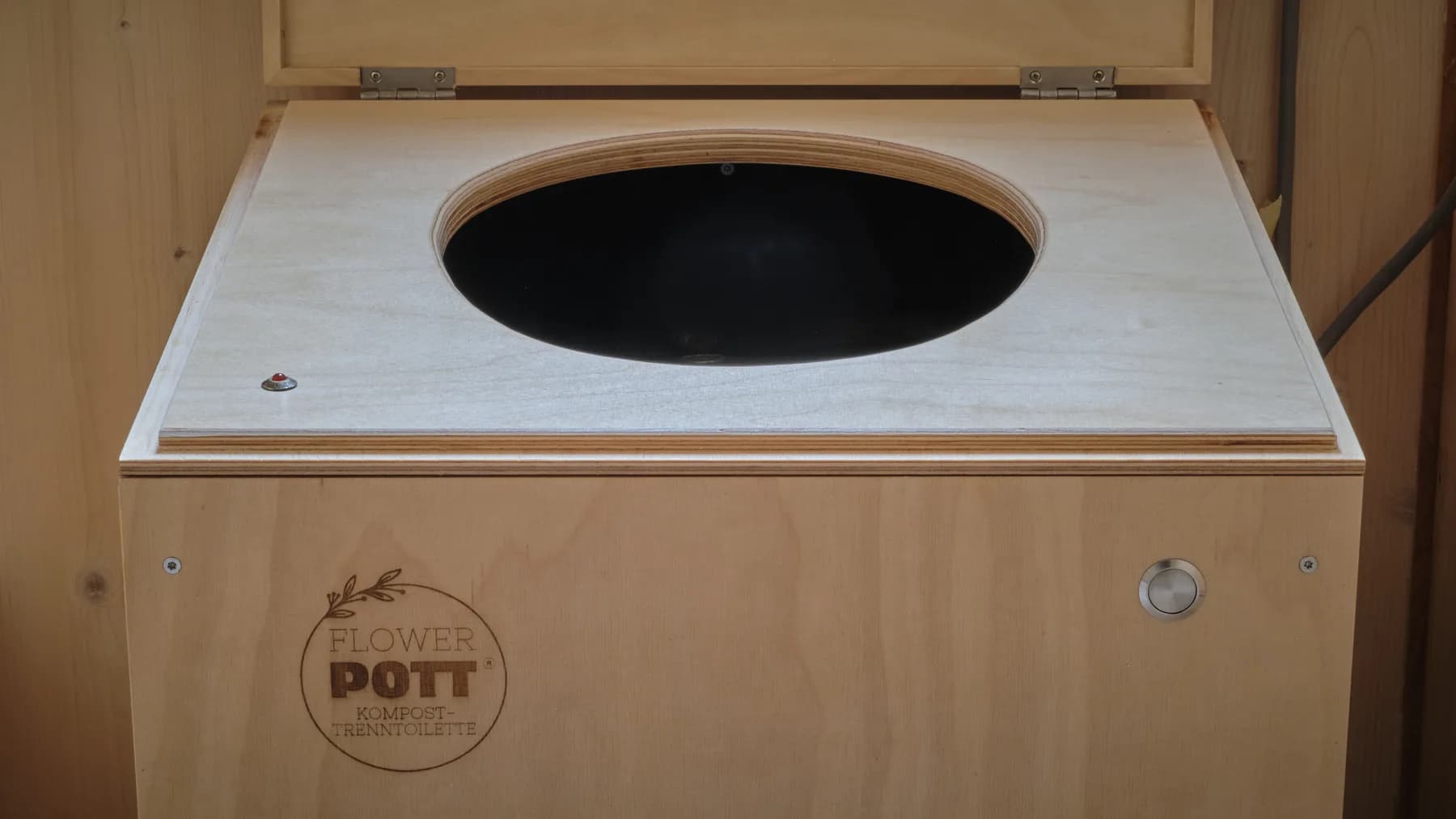 Komposttoilette aus Holz, geöffnet