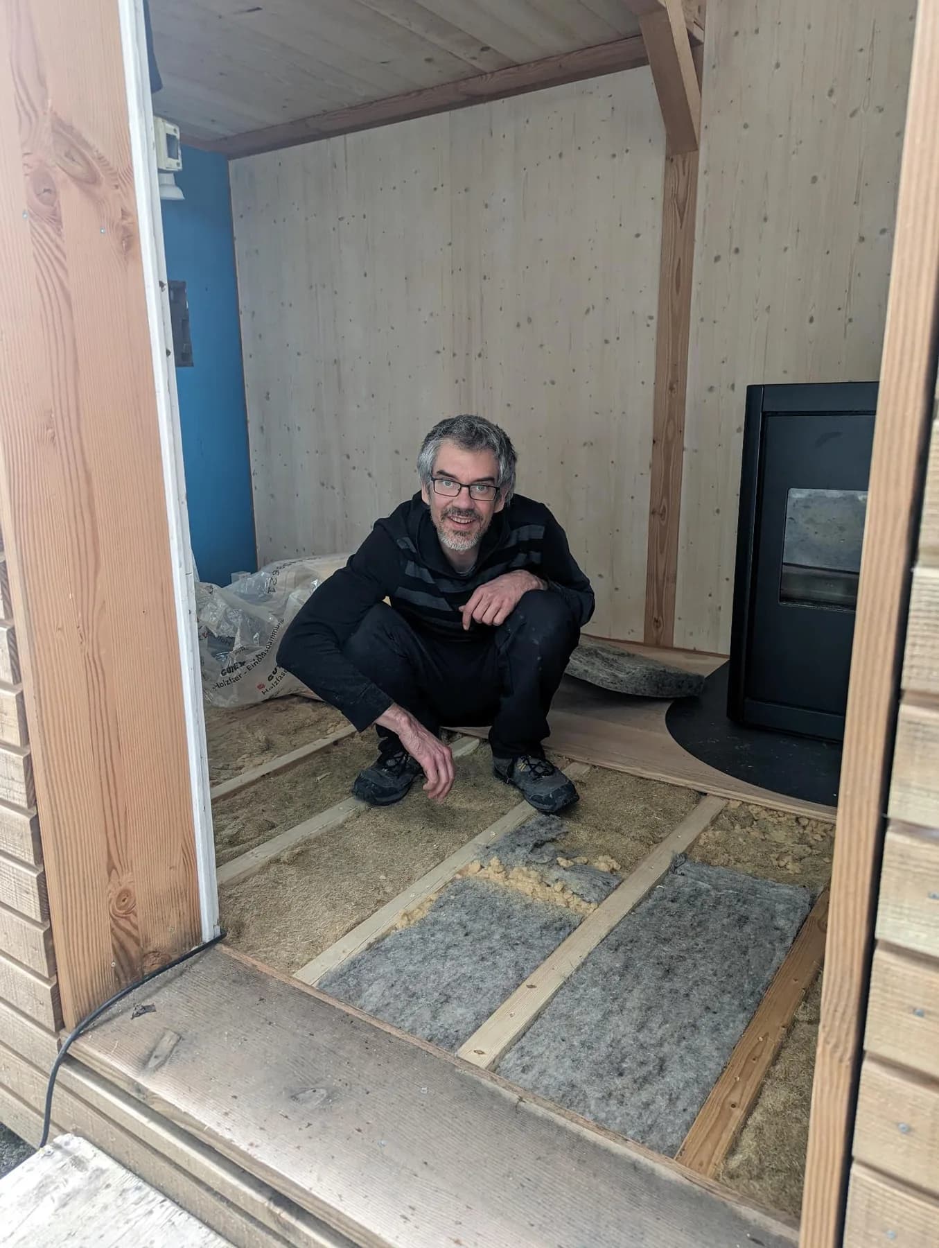 Yves beim Einbau der Bodenisolation im Tiny House